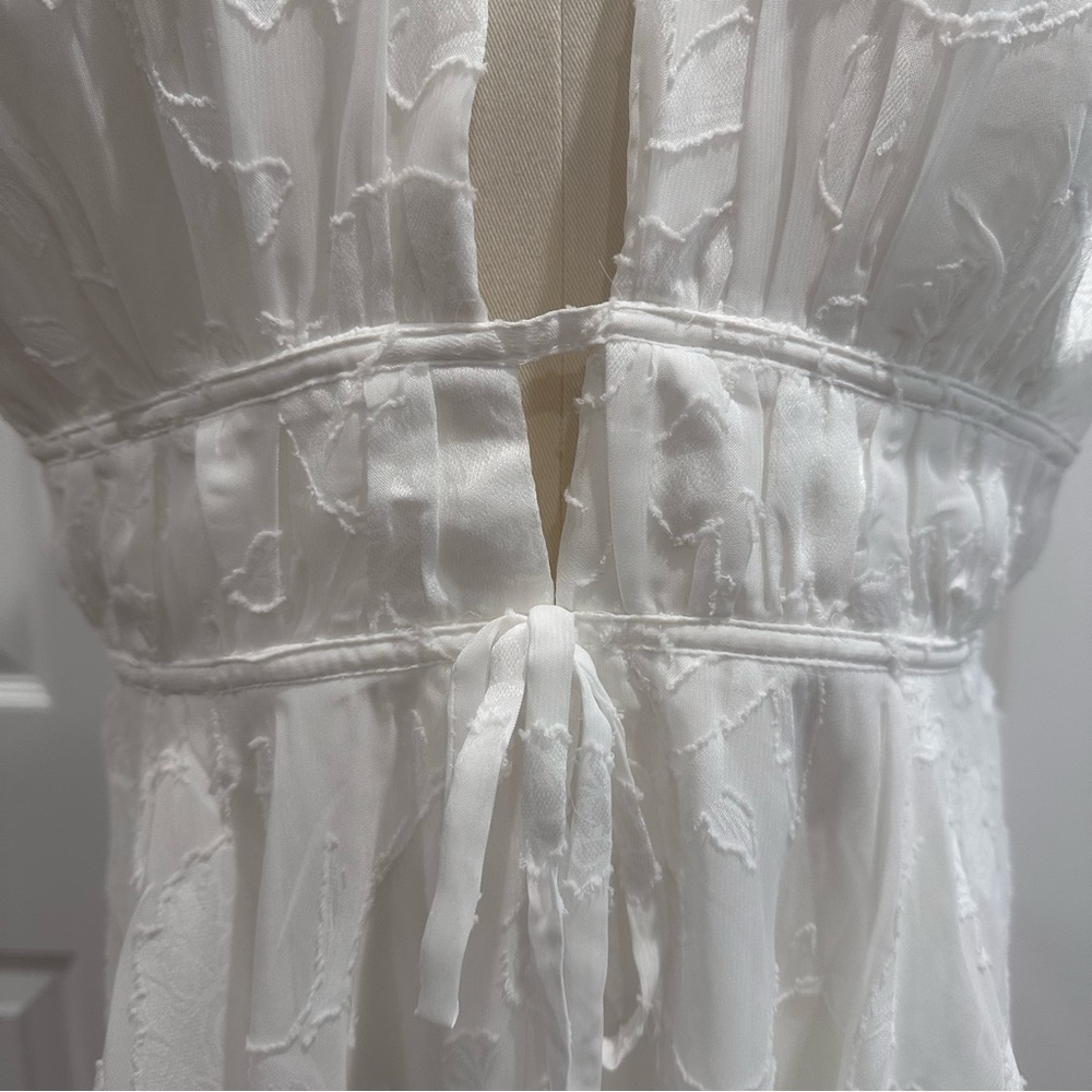 NWT Lulus All About Flowers White Ruffles String Tie Accent V-Neck Romper Size L - Picture 8 of 14